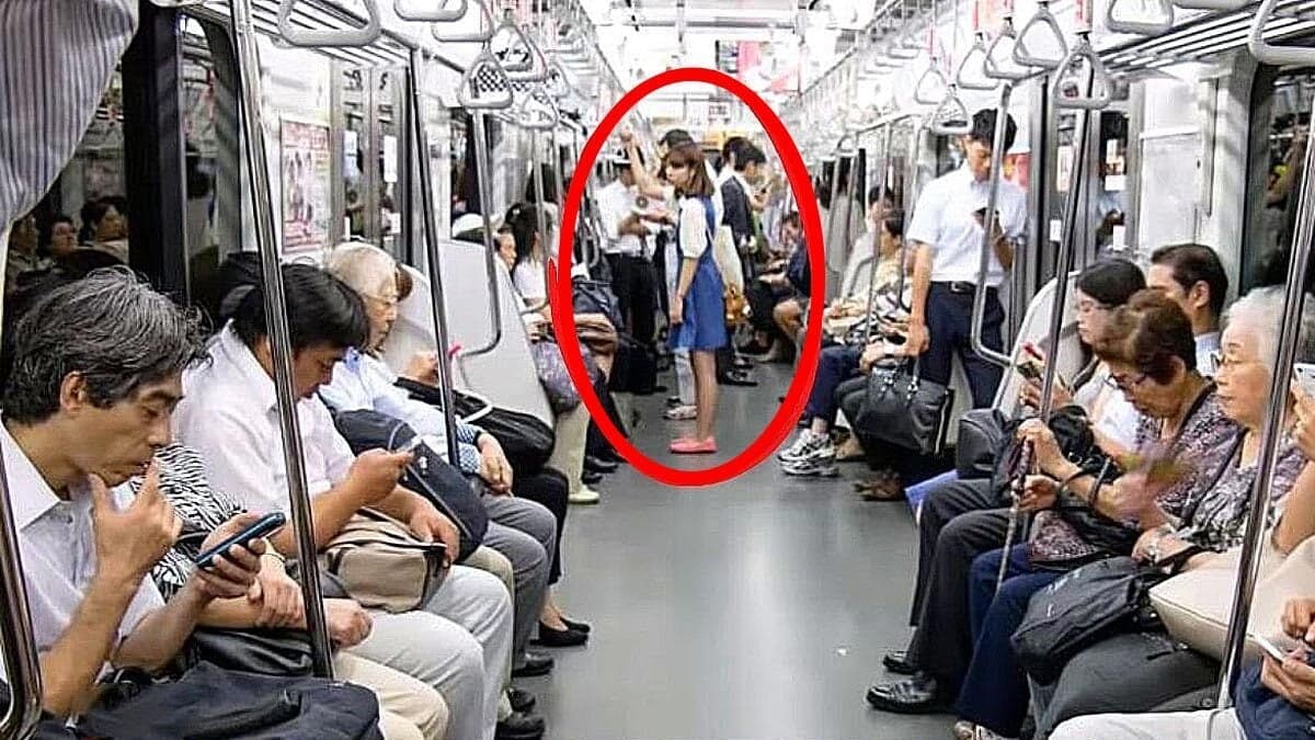 少女が老人に席を譲ります - セキュリティカメラが特別な瞬間をとらえていました！ の関連画像 1